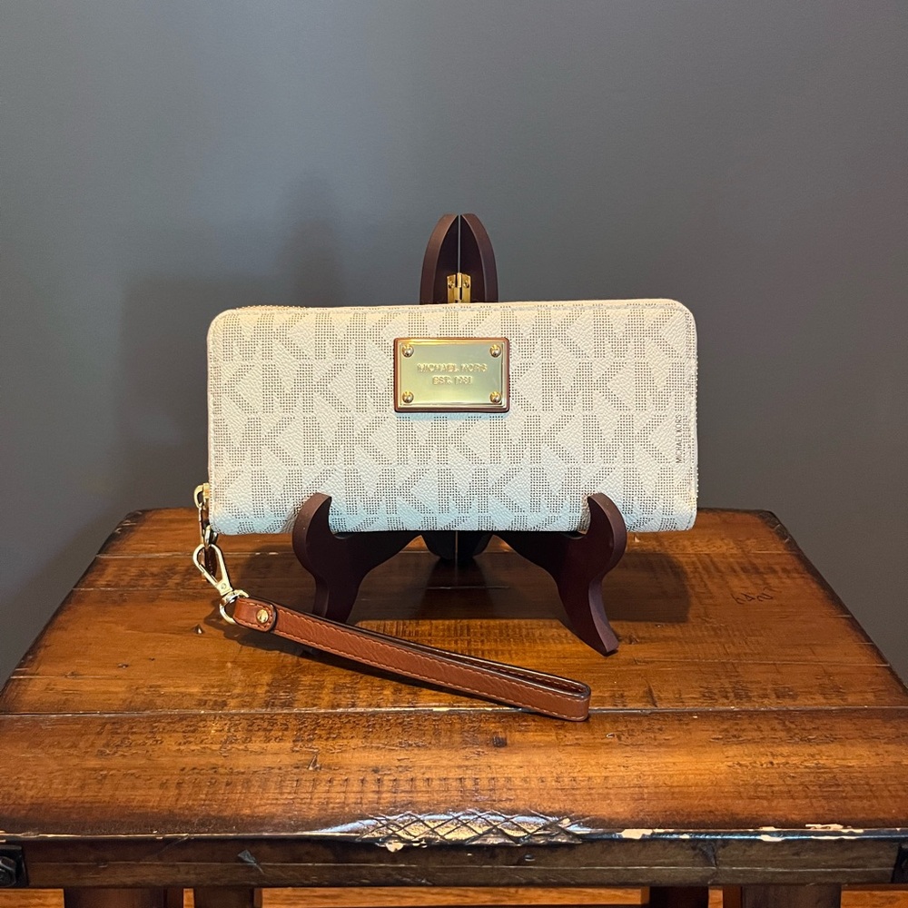 Michael Kors Logo Jet Set Travel Continental PVC Wallet (EUC)